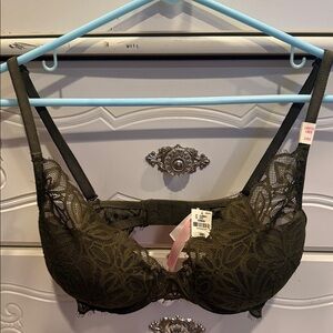 Victoria Secret Elegant Lace Underwire Bra in Dark Green/Army green. NWT.